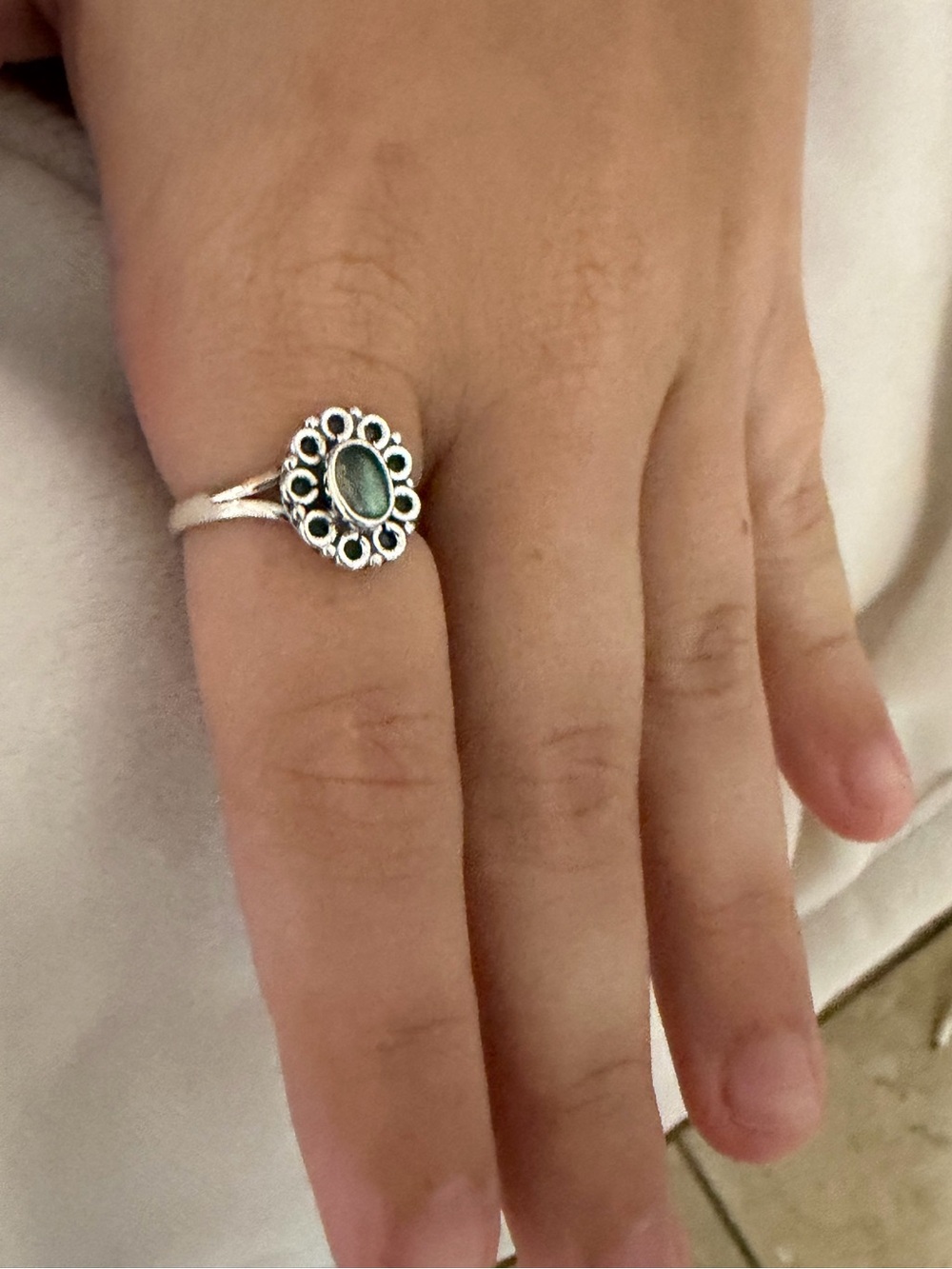 925 Sterling Silver labradorite ring vintage-inspired floral scalloped border 8